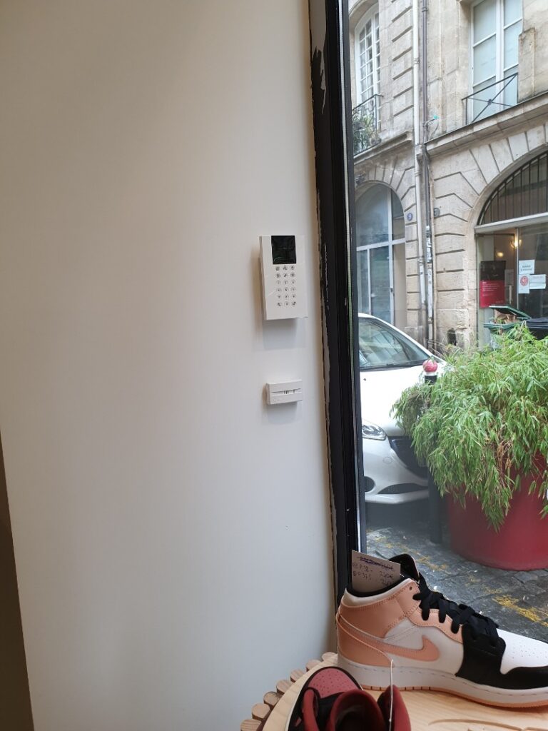 Installation d'alarme intrusion dans un magasin de vêtements à Bordeaux